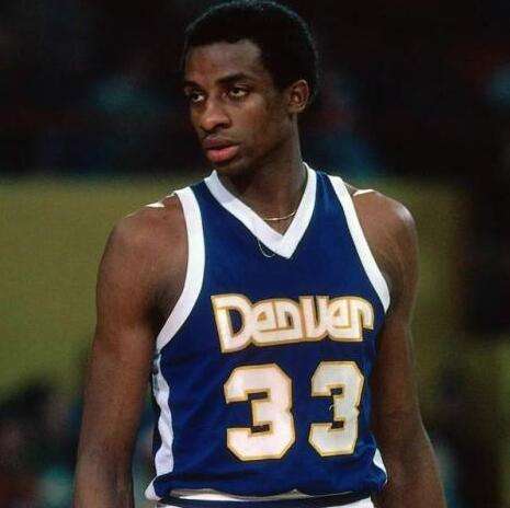 巴萨迎战特内里费，冲击积分榜优势 ｜ 女子足球联赛精彩前瞻（女足联赛前瞻：巴萨对阵特内里费，力争扩大积分榜优势）