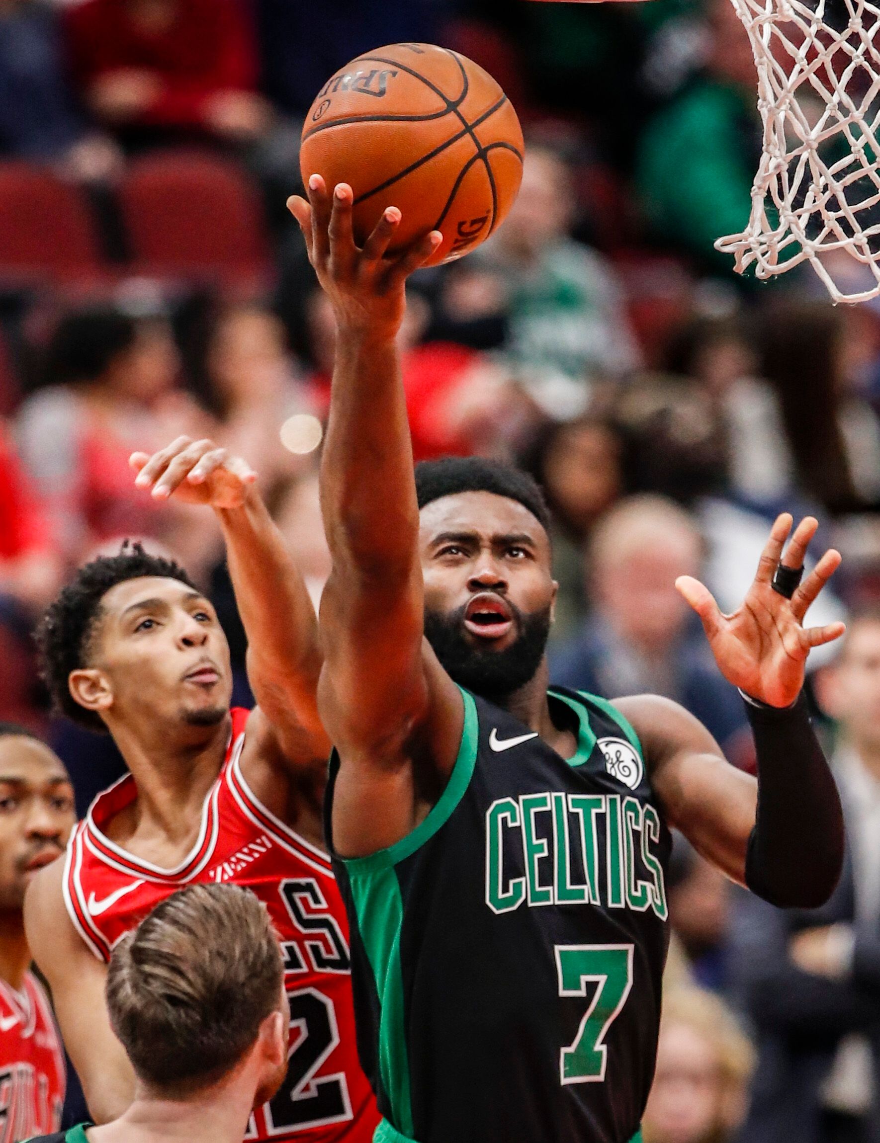 约基奇半场数据惊艳，展现全面实力（约基奇半场表现爆棚，全能实力尽显）