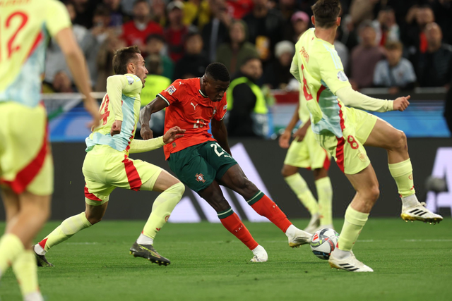 近15年谷歌每年搜索量最高球员：C罗10次断崖领先，梅西仅1次（过去15年谷歌年度最热球员：C罗10度领跑，梅西仅一次）