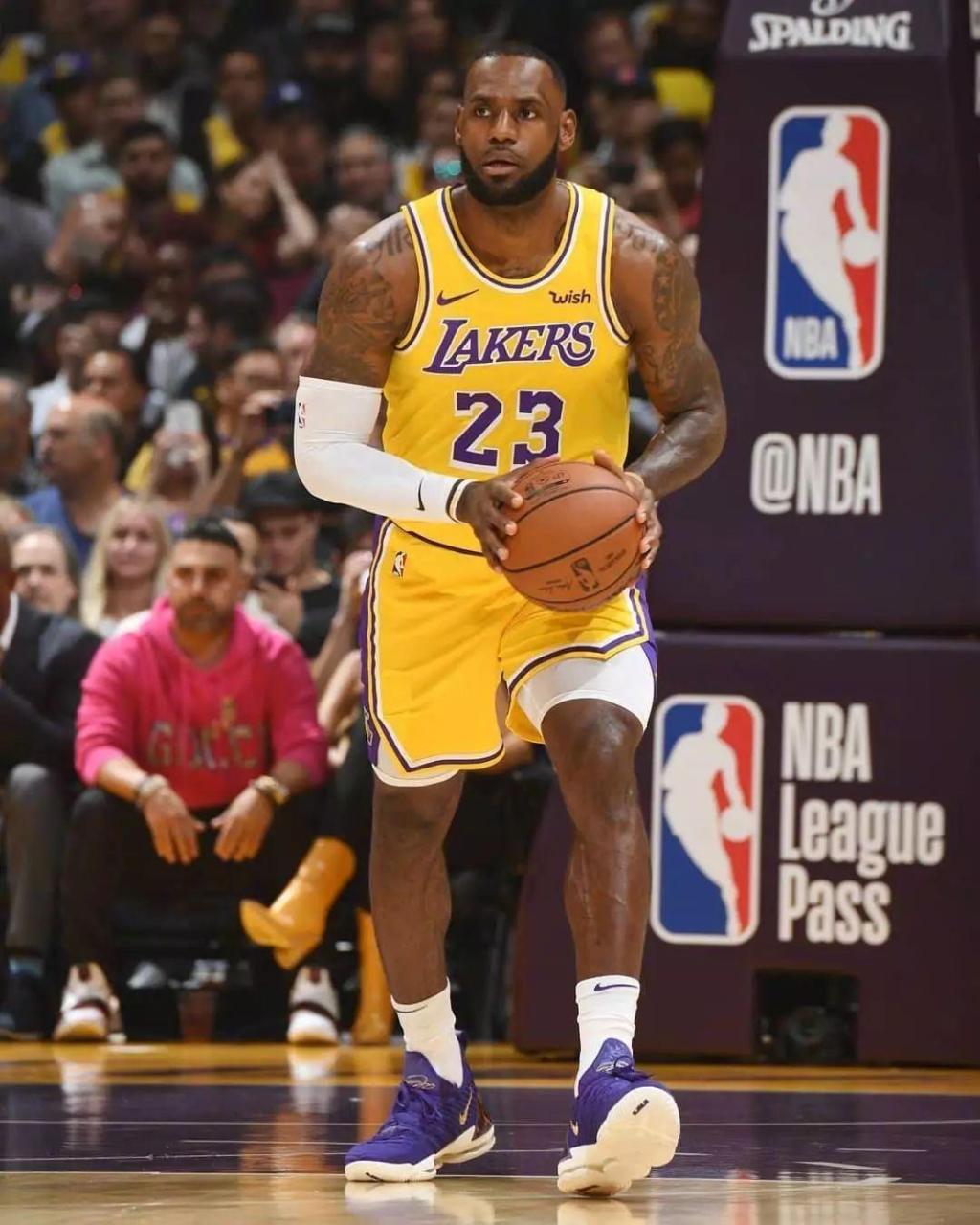 萨索洛vs佛罗伦萨：马蒂奇、皮纳蒙蒂首发，德赫亚、莫伊塞-基恩出战（萨索洛迎战佛罗伦萨：马蒂奇、皮纳蒙蒂首发，德赫亚与莫伊塞-基恩出场）