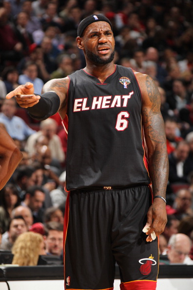 迪乌夫：过去我从没踢过右路，但只要能帮助球队我都愿意去做（迪乌夫：从未踢过右路，为球队愿尝试一切）