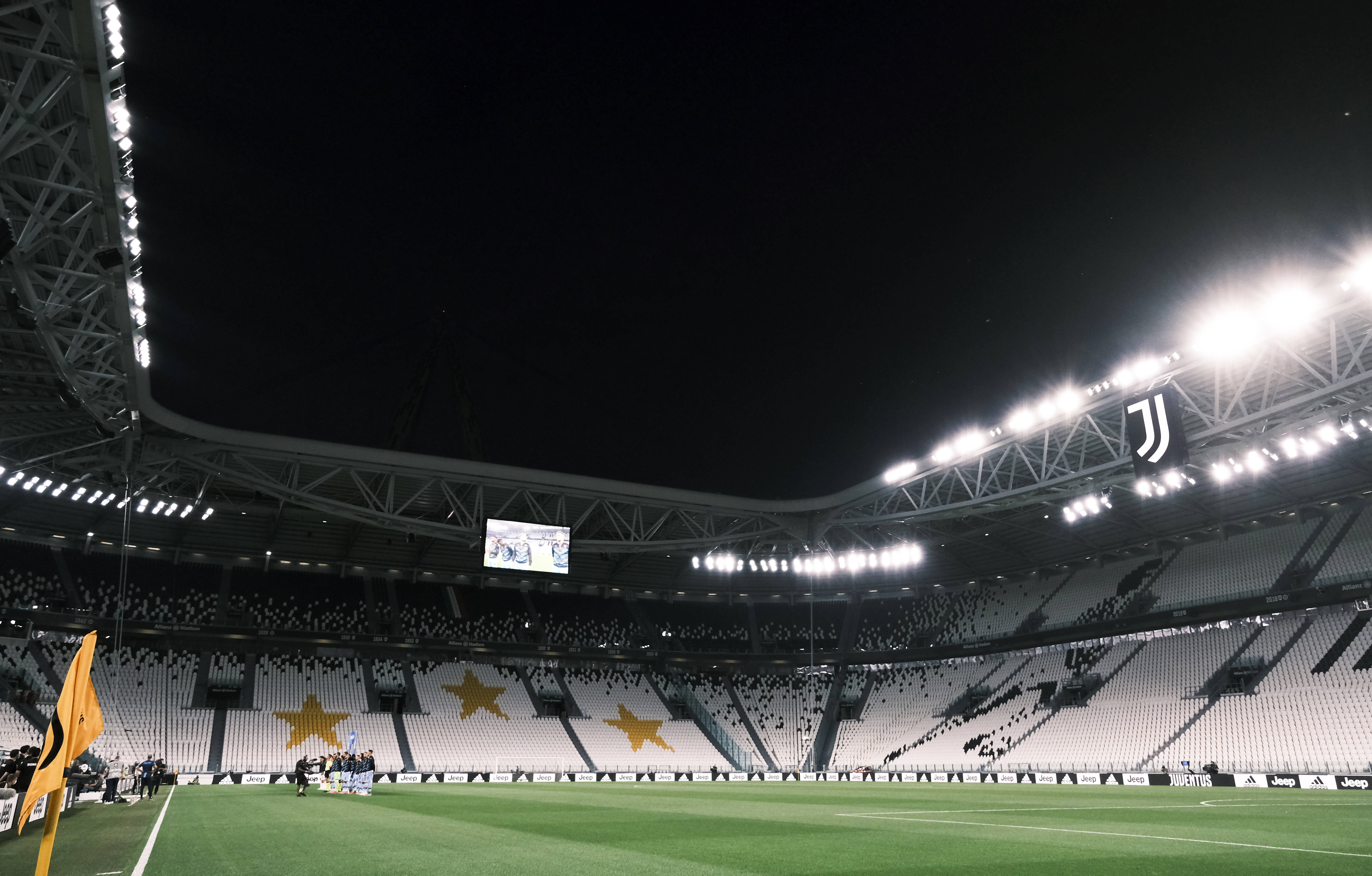 夏普&格兰特是队史第一对各自拿下 35+ 分且 5+ 个三分球的组合（队史首例：夏普与格兰特各砍35+分并命中5+三分）