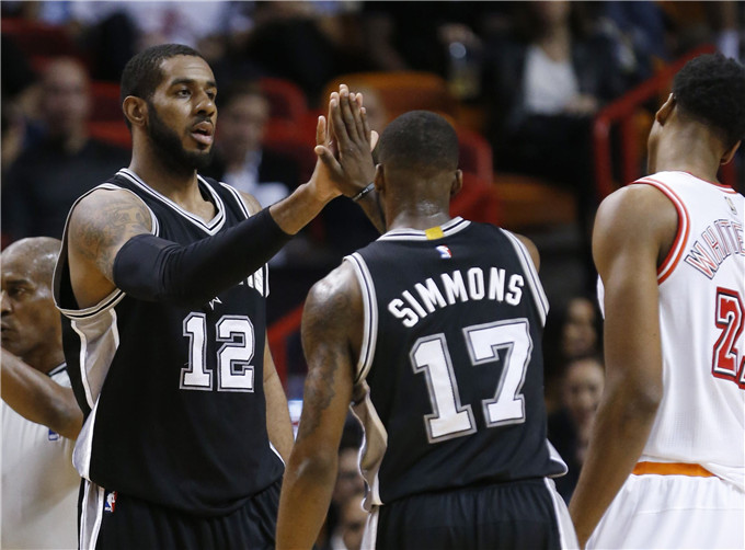 消息人士称，鲁本·阿莫林与曼联在离队问题上存在分歧，同时有欧洲皇室成员对他感兴趣。（知情人士称阿莫林与曼联在离队问题上意见相左，且获欧洲皇室成员青睐）