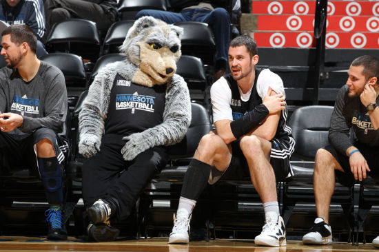 掘金三杀森林狼！约基奇56+16+15 穆雷35分华子44分遭驱逐（掘金三度击败森林狼：约基奇56+16+15统治全场，穆雷35分，爱德华兹轰44分仍遭驱逐）