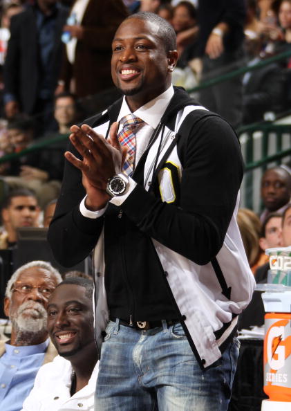 汪士钦熊猫杯首轮解围失误致丢球，末轮报复性动作染红（熊猫杯：汪士钦首战解围失误送丢球，末轮报复动作被红牌罚下）