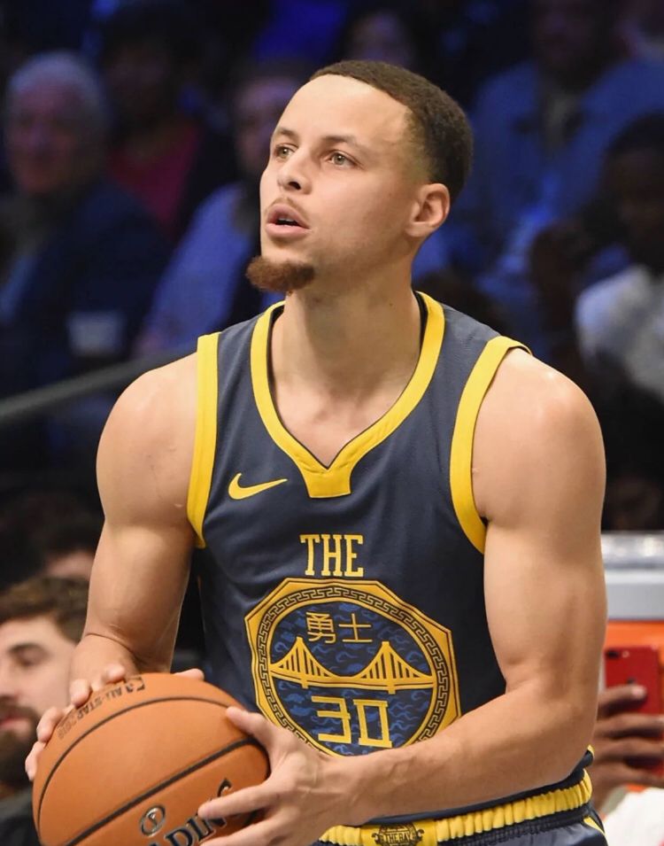 巴萨球员最新身价：亚马尔2亿欧元居首，莱万仅剩900万（巴萨球员身价更新：亚马尔2亿欧领跑，莱万仅剩900万）